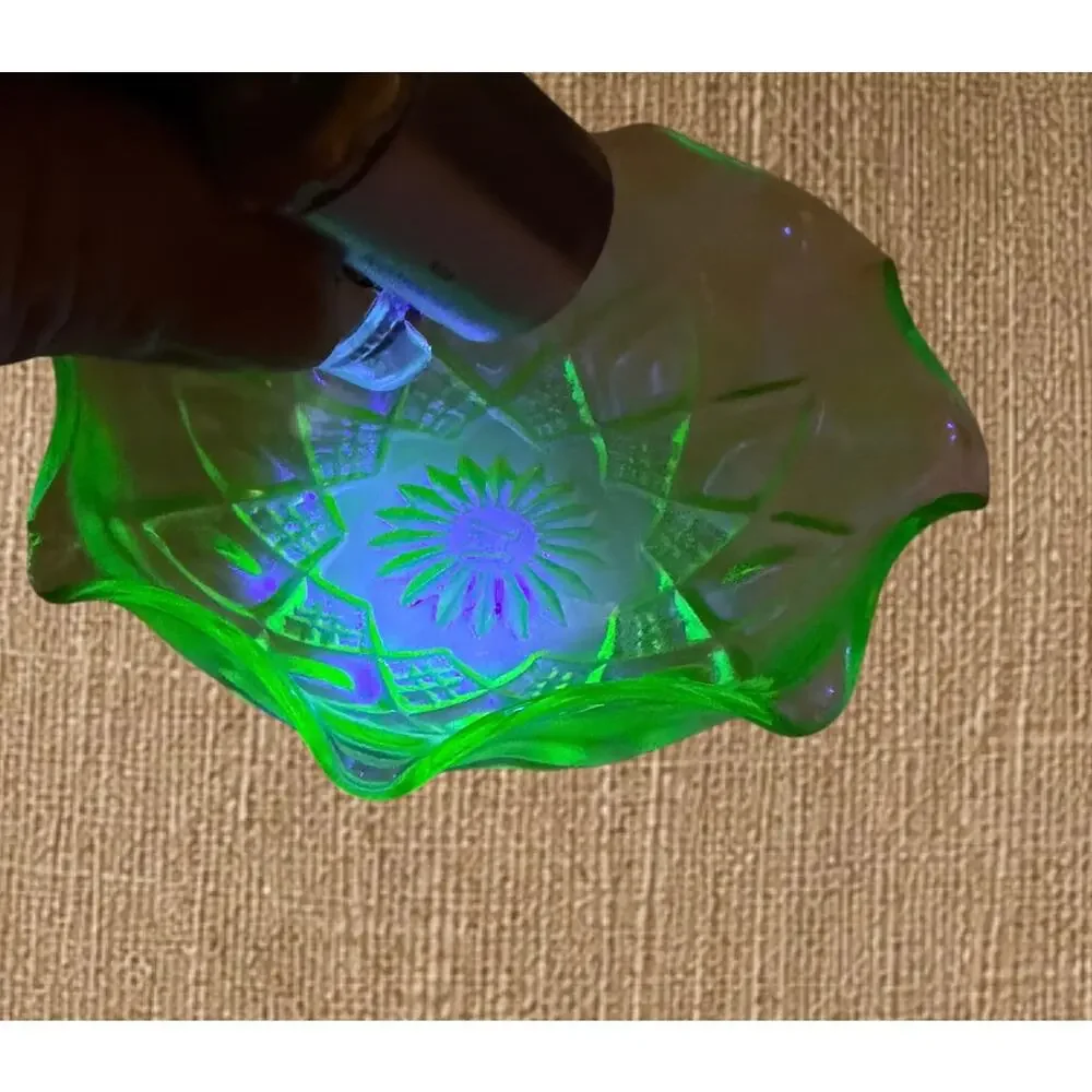 Hazel Atlas Diamond Arches #732 Uranium Glass Ruffled Berry Bowl Green 1929